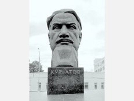 памятник Курчатову (Москва) - памятник голове профессора Доуэля