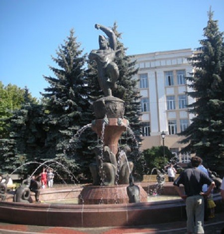 Фонтан Нарта Сослана (Владикавказ) - фонтан с человеком, совершающим харакири