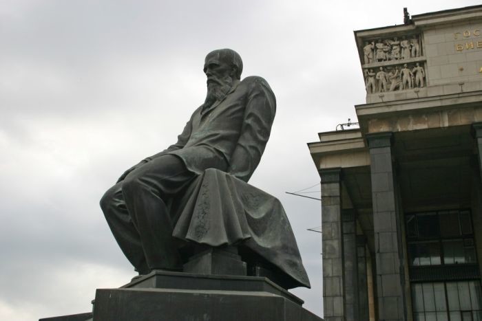 Памятник Достоевскому - памятник человеку на приеме у проктолога