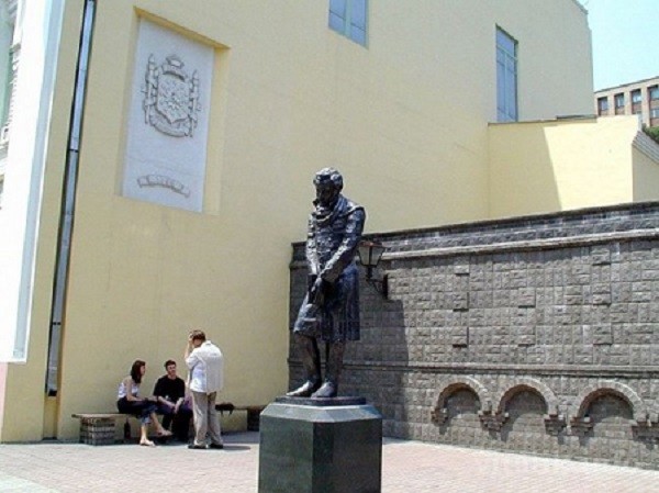 памятник Пушкину (Владикавказ) - памятник писающему Пушкину 