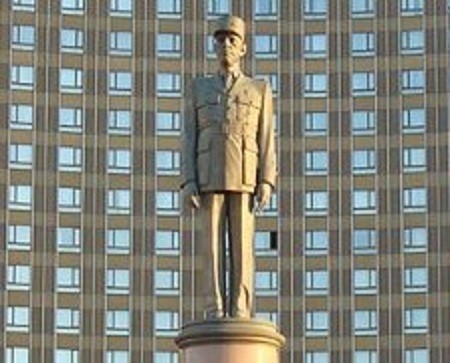 памятник Шарлю де Голлю (Москва, гостиница Космос) - памятник швейцару