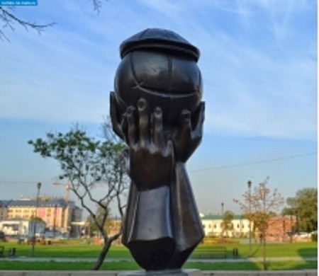 памятник вратарю (Челябинск) - памятник Лужкову 