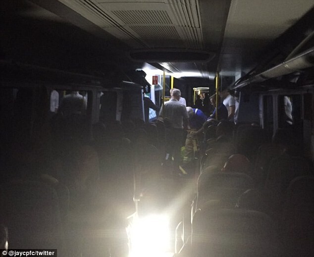 Из-за аварии, вызванной оползнем, пассажиры провели четыре часа в темном туннеле