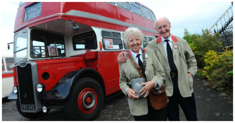 Пожилой джентльмен подарил супруге автобус, в котором они познакомились 60 лет назад