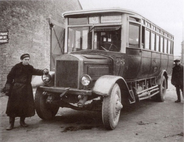 18 апреля 1922 года — в г.Москве (РСФСР) начал функционировать первый автобус.