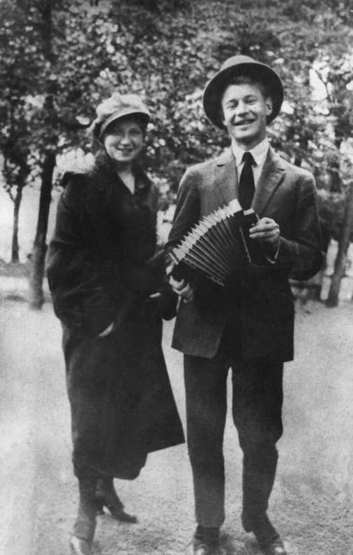 Сергей Есенин с сестрой Екатериной. 1925 г.х