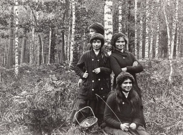 Великие княжны Ольга, Татьяна, Мария и Анастасия. Беловежская пуща, осень 1913 года.