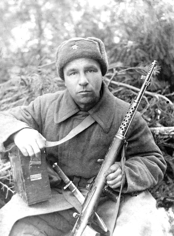 Советский связист с полевым телефоном УНА-Ф-31
