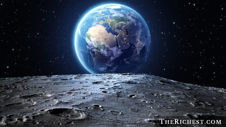 7. Луна отдаляется от Земли 