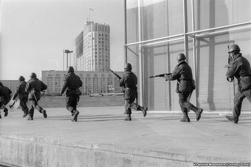 4 октября 1993 года власть устроила бойню. 