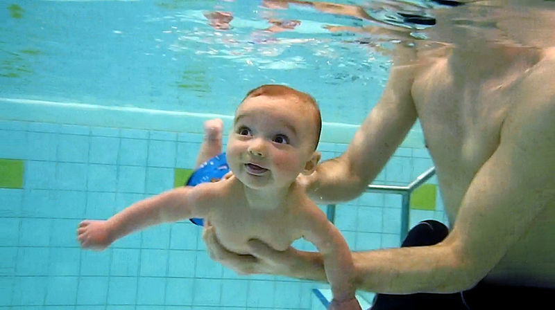 Новорожденные дети могут плавать 