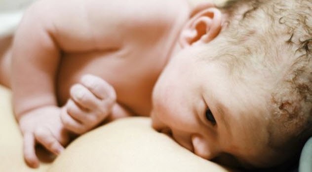 Новорожденные могут ползать, если у них есть стимул 