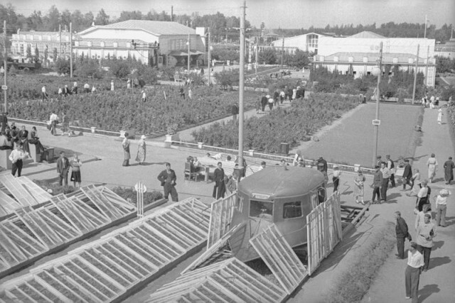 Москва, ВСХВ. Парниковый комбайн. Владислав Микоша, 1939 год: