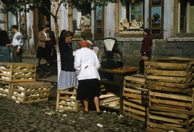 16 Очень колоритный снимок с уличной торговлей.  Явно 1958 или 1957 год. Стало быть, Москва, Ленинград или Киев. Вдруг кто ухитрится опознать: