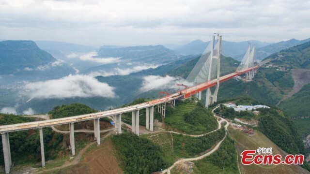 В Китае бьют рекорд за рекордом: на этот раз достроили самый высокий навесной мост в мире