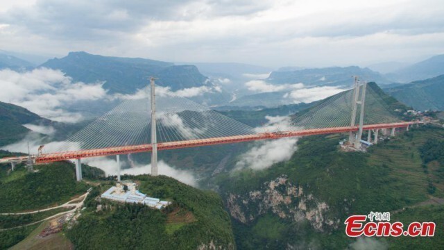 В Китае бьют рекорд за рекордом: на этот раз достроили самый высокий навесной мост в мире