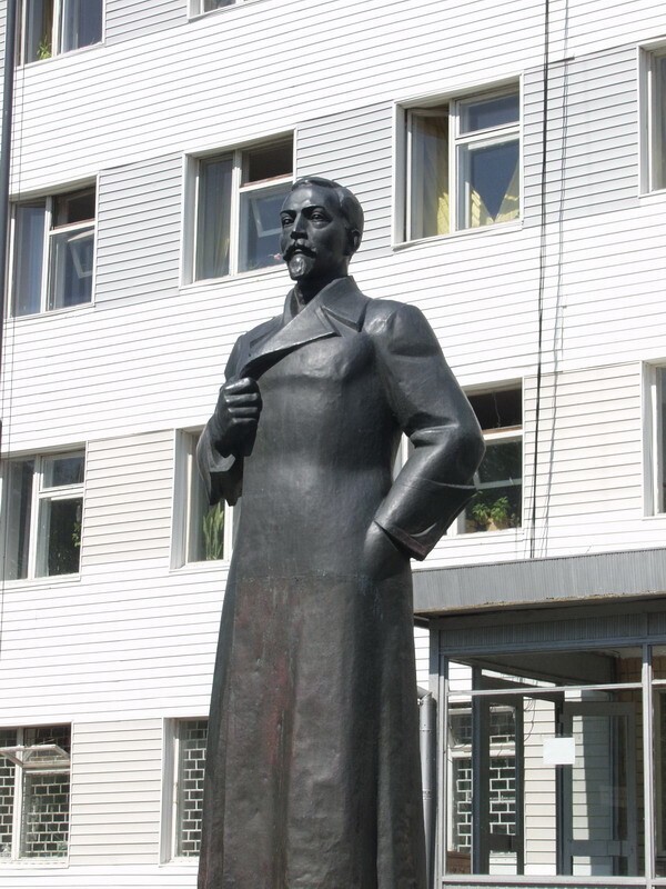 Статуя Ф.Дзержинского у здания бывш.управления лагерем в Соликамске.