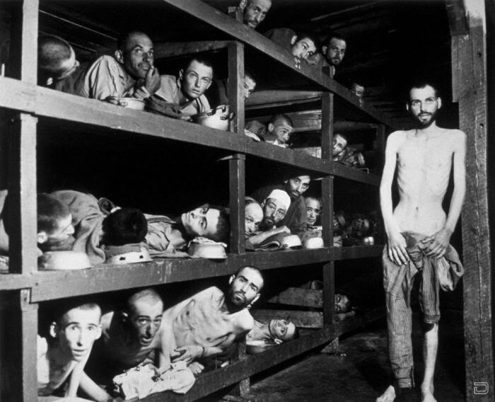 Освобожденные узники концлагеря Бухенвальд, Тюрингия, 1945г.