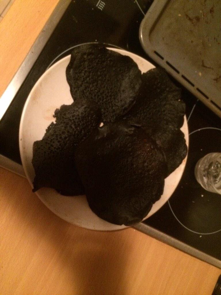 На черной-черной кухне черная-черная духовка разогрела черные-черные блины