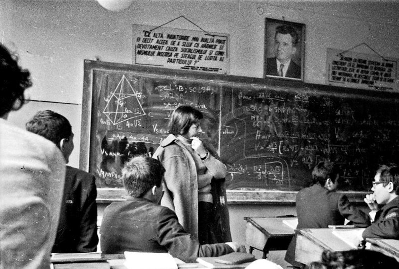 Урок математики. Над доской висят слоганы и портрет Чаушеску