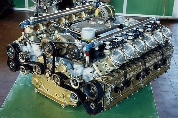 12-цилиндровый двигатель Subaru для Формулы-1.