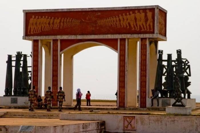 Ворота невозвращения в Бенине являются памятником всем рабам, вывезенным из Африки на Запад.