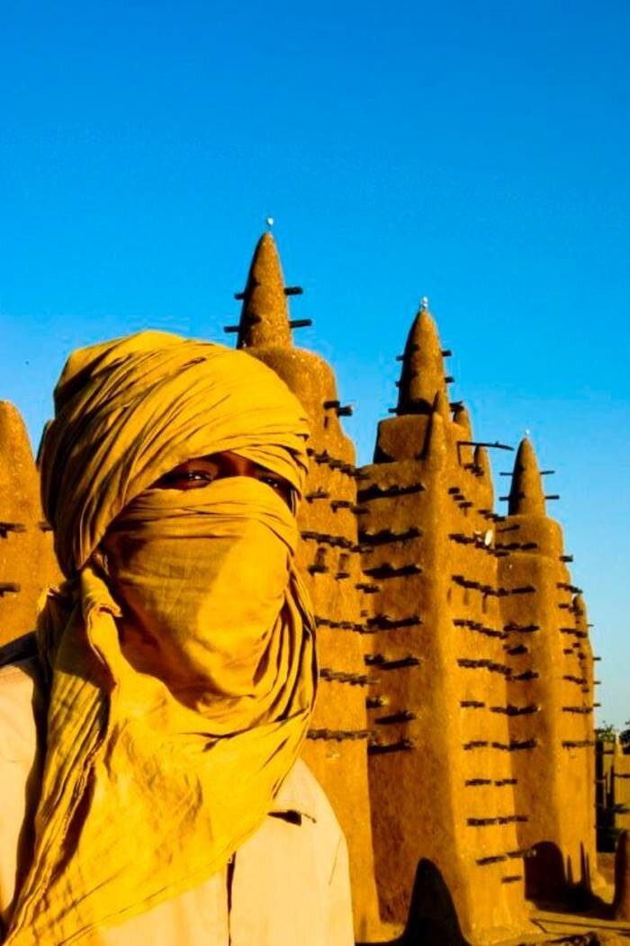 Великая мечеть Дженне в Мали — самое большое глинисто-наносное здание в мире.