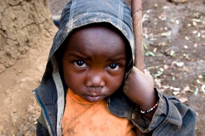 Ребенок из племени пигмеев, из-за войны вынужденного покинуть конголезские джунгли. Сейчас они живут в Уганде.
