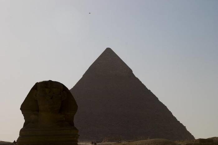 Сфинкс и Великие пирамиды в Гизе.