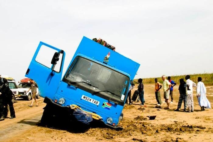 Авария: грузовик весом более 10 тонн с полной нагрузкой во время движения по болотистой местности пробил твёрдую корку и загруз в глине. Путешественникам повезло, что здесь в это же время проходила гонка Amsterdam Dakar Rally. 