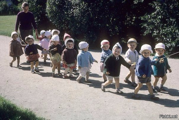 Детский садик на прогулке
