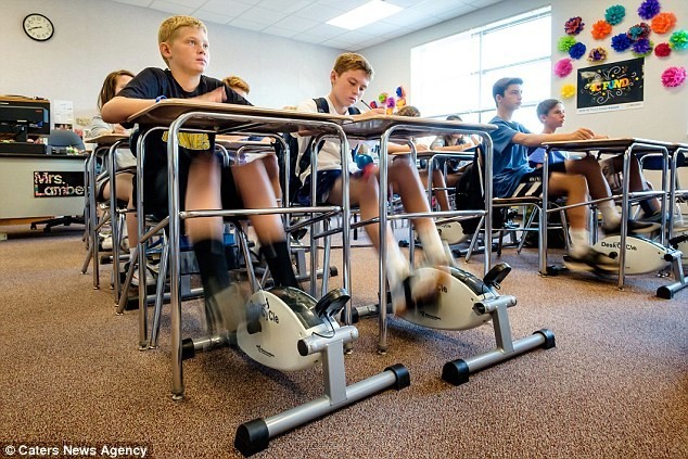 Чтобы ученики канализировали свою энергию, учительница установила под партами... педали
