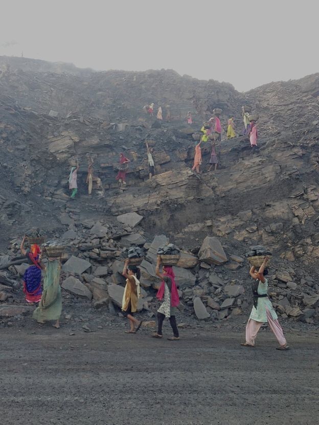 Индийский фотограф получил награду за снимки векового пожара на угольной шахте