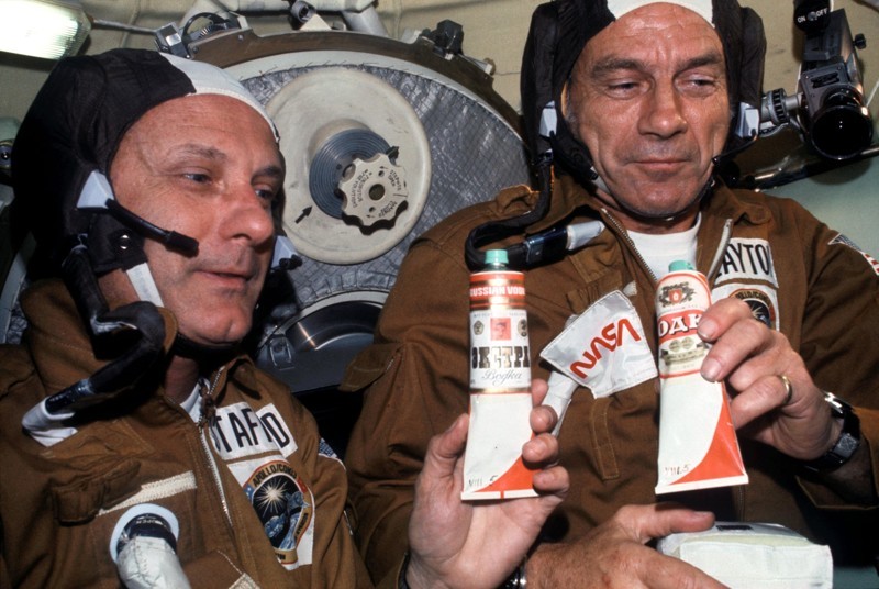 5 самых странных вещей, которые астронавты когда-либо тайно проносили на борт космического корабля