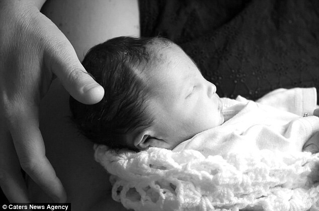 Пользователей Сети шокировала фотосессия родителей со своим мертвым ребенком