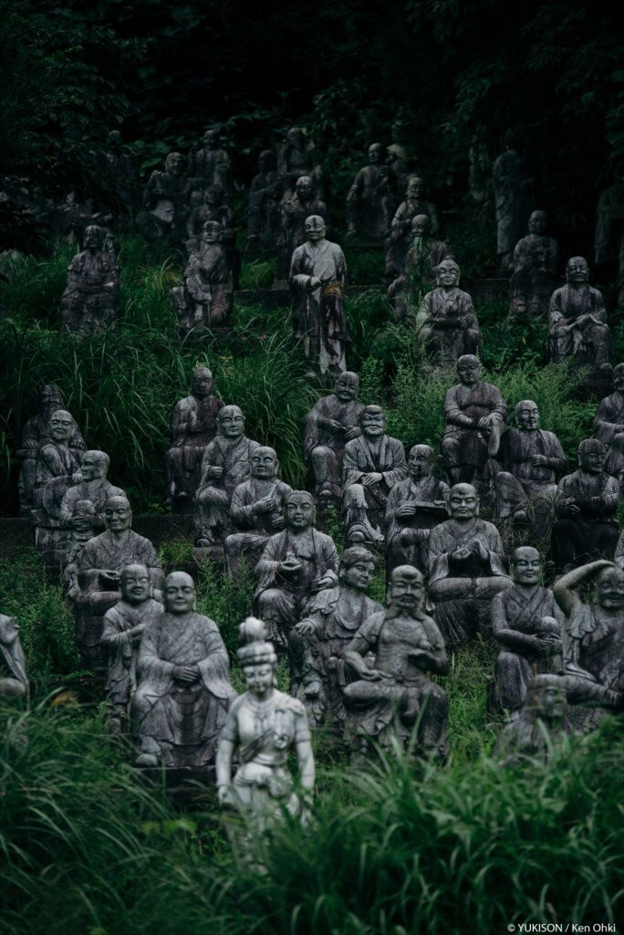 Японский фотограф случайно наткнулся на мрачный парк статуй
