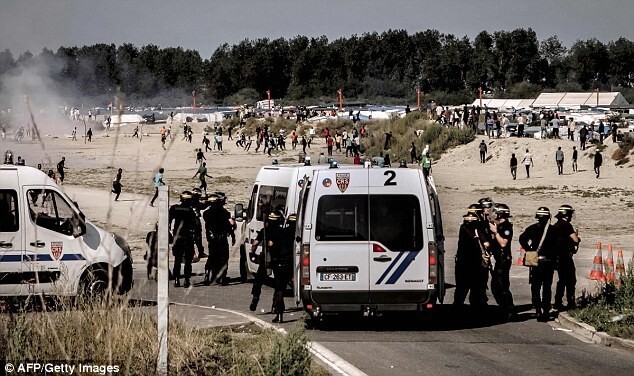 Битва при Кале: столкновение французской полиции с 300 мигрантами