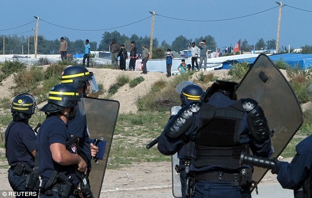 Битва при Кале: столкновение французской полиции с 300 мигрантами