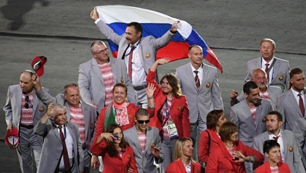 Белорусских паралимпийцев встретили на родине тортом, на котором красовался российский флаг