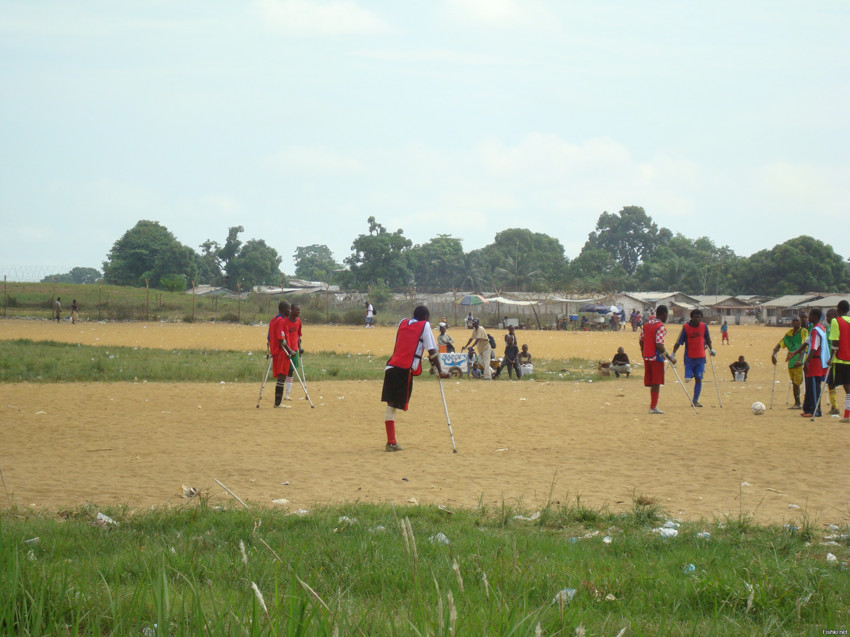 инвалиды войны в Либерии(Монровия) играют в футбол