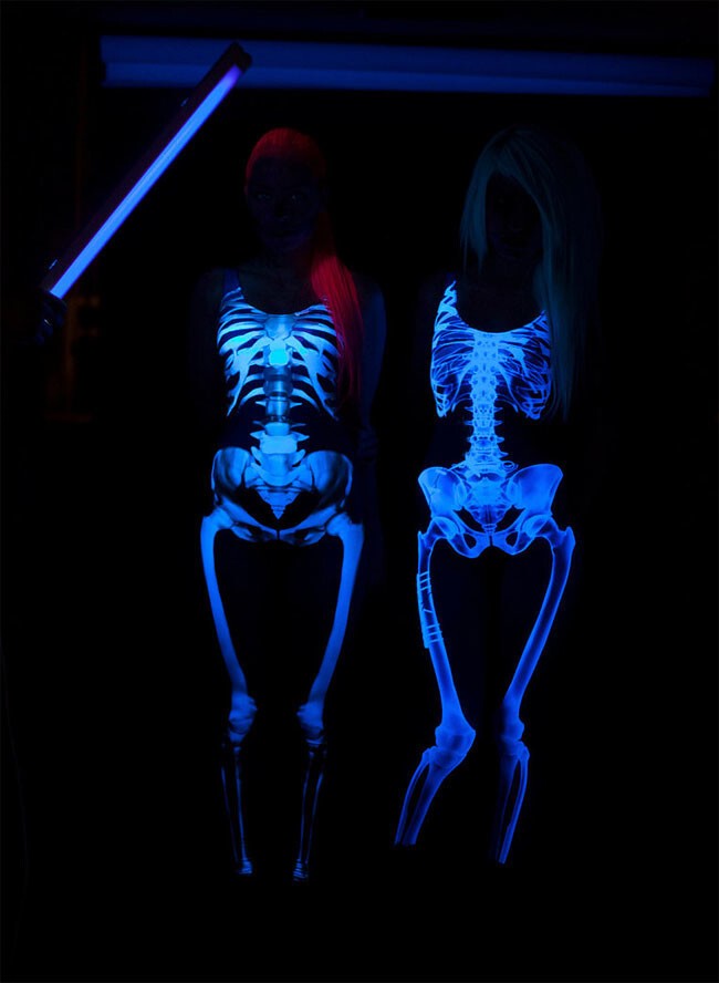 Оба костюма под ультрафиолетом   