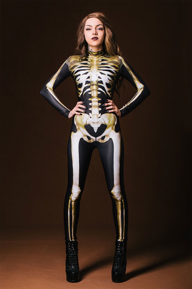 Так костюм с золотистым скелетом выглядит при дневном свете   