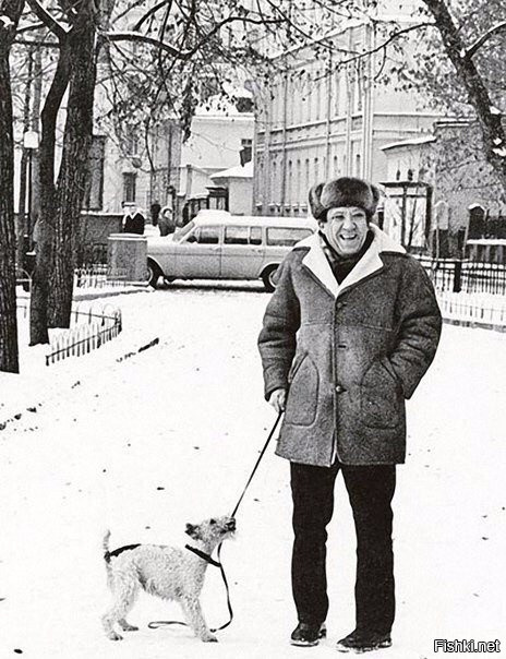 Юрий Никулин с собакой на прогулке, 1970-е
