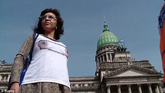 Аргентинки разделись у здания конгресса в знак протеста объективизации женщин