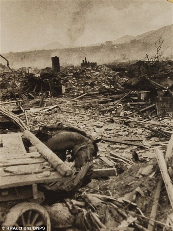 Конфискованные фотографии разрушенного ядерной бомбой Нагасаки 