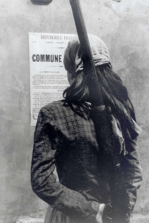Парижанка, с оружием в руках защищавшая Парижскую коммуну, читает обращение. 1871 год.