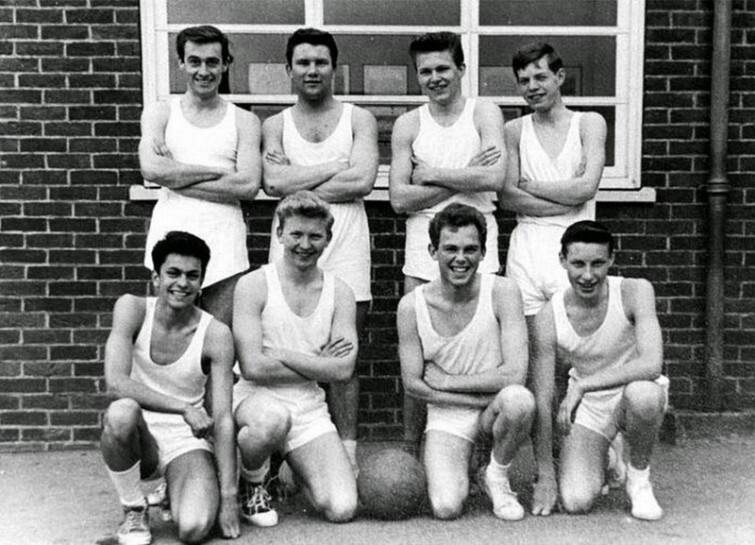 Мик Джаггер на физкультуре (первый справа в верхнем ряду), 1960 год  