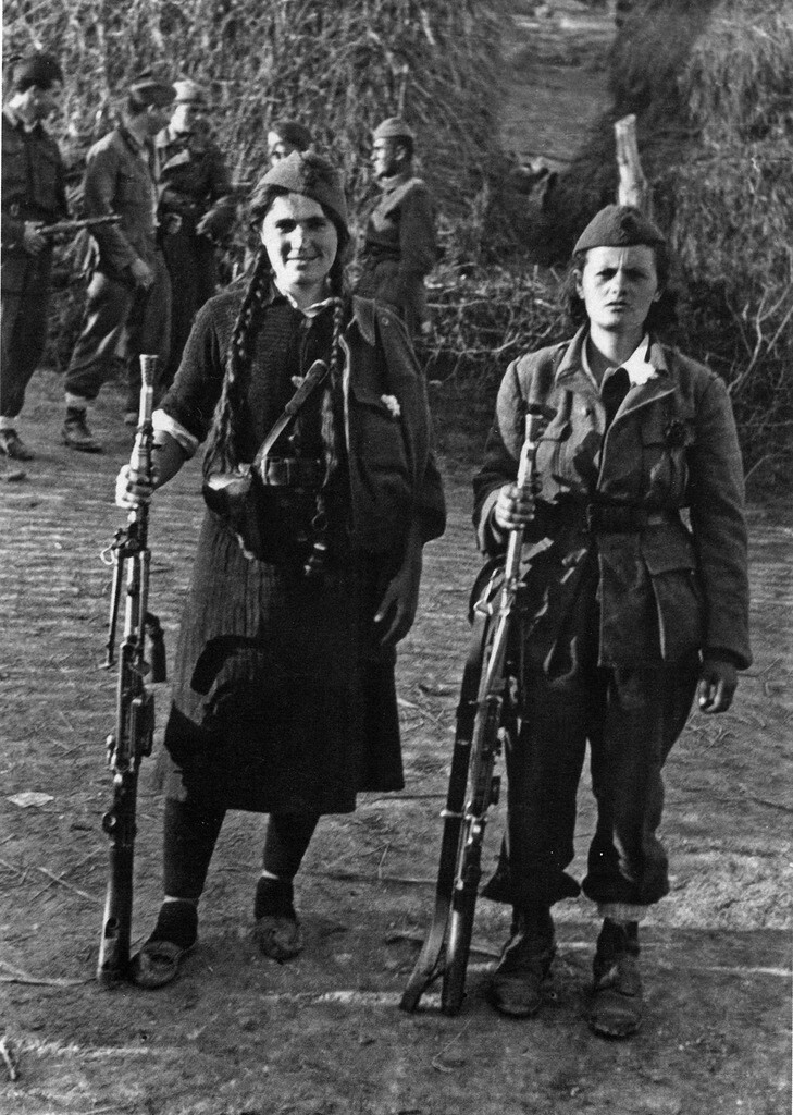 Югославские девушки-партизанки из 1-ой Пролетарской бригады накануне боев за освобождение Белграда.