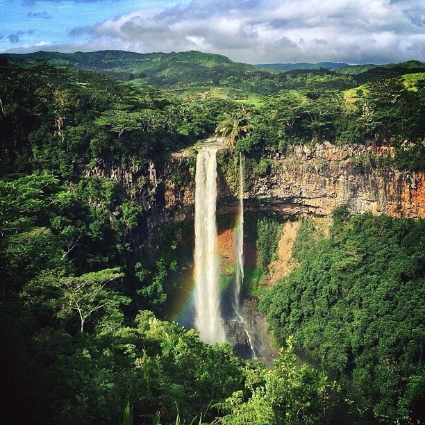 Этот фотограф смог снять водопад Шамарель на Маврикии с радугой и пышной зеленью.