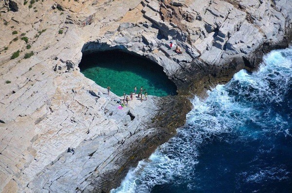 Природный бассейн на греческом острове Тасос